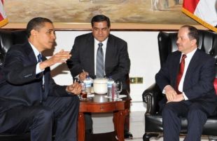 O presidente do Curdistán iraquí, Massoud Barzani, conversa con Barack Obama en Bagdad (Iraq)