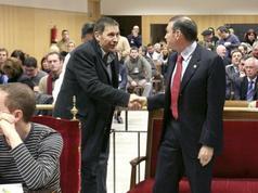 Otegi saúda a Ibarretxe na sala, antes de comezar o xuízo, a pasada quinta feira