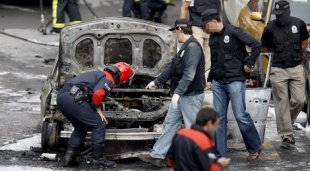 A policía inspecciona o vehículo onde estourou a bomba-lapa, este martes en Bilbo