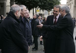 Zapatero e Sócrates bromean con Touriño