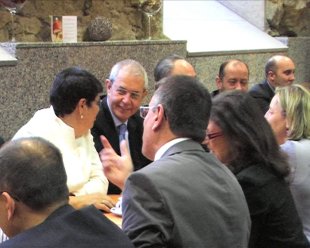 Minutos antes da sesión, os socialistas compartían conversa na cafetería do Parlamento