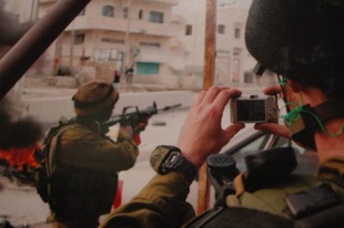 Un soldado tíralle unha foto a outro que apunta