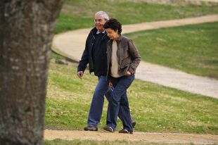 Touriño e a súa dona, Esther, pasean polo Monte do Pedroso, en Compostela, na xornada de reflexión