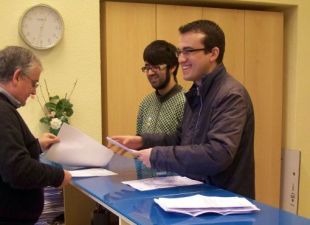 Fran Rei e Carlos Callón entregando unha listaxe de centros que incumprían, en febreiro do ano pasado, o Decreto do Galego