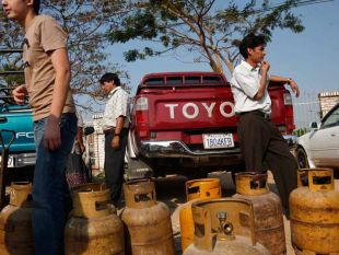 Longas fileiras para recoller garrafas de gas no norte do país. Este sábado Brasil aseguraba que non está notando a falta do combustíbel / Clarín