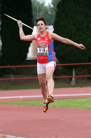 Emilia Mesa, lanzando a xavelina