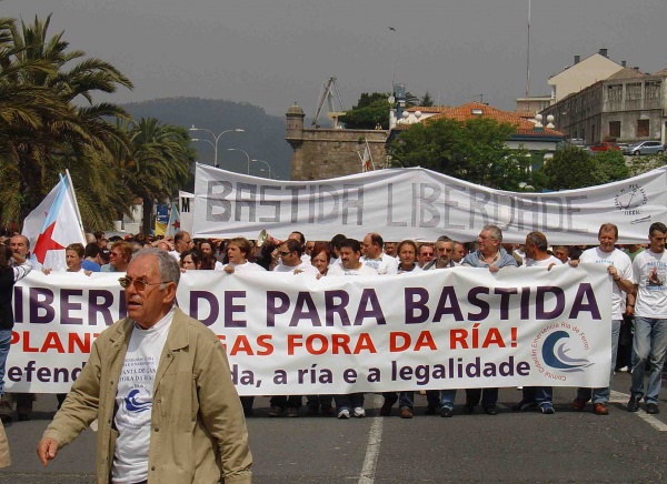 "En defensa da ría, a vida e a legalidade" (En primeiro plano Carmelo Teixeiro, voceiro do Comité Cidadán)